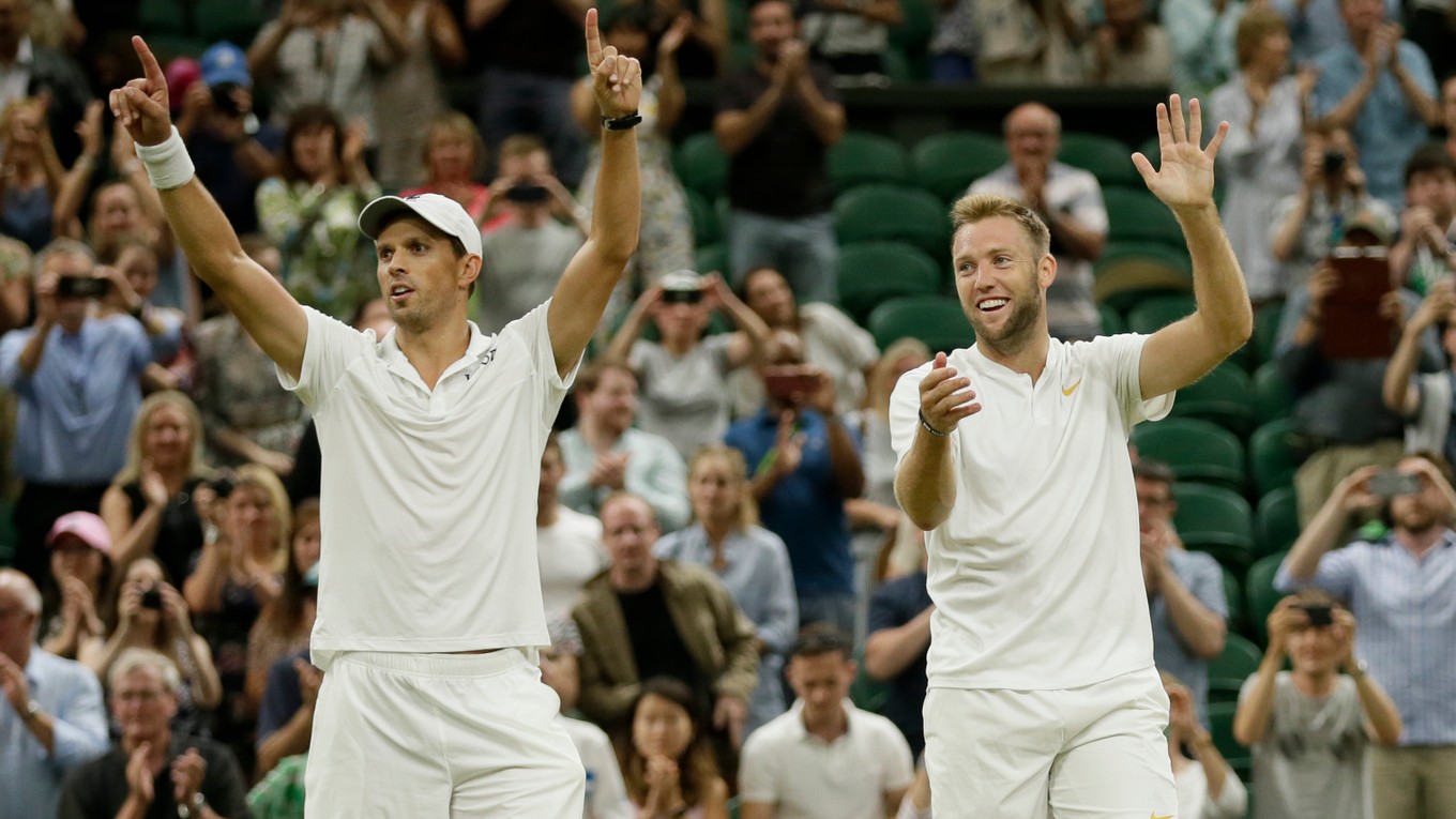 Mike Bryan (vľavo) a Jack Sock vyhral štvorhru na Wimbledone 2018.