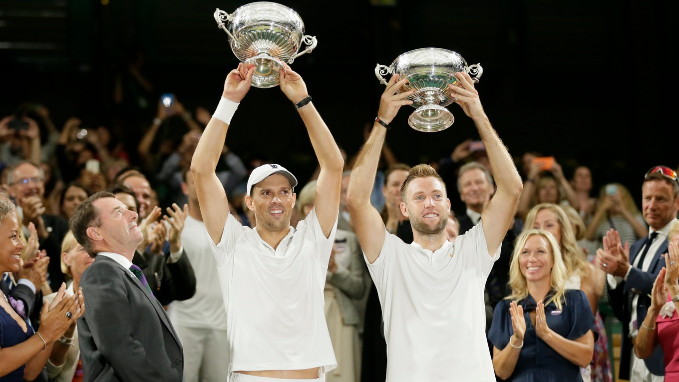 Mike Bryan (vľavo) a Jack Sock vyhral štvorhru na Wimbledone 2018.