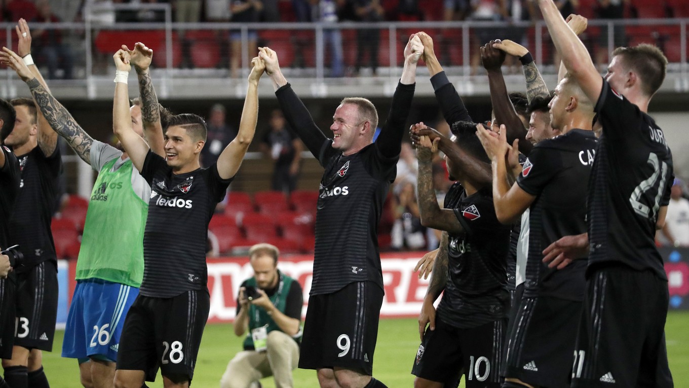 Wayne Rooney (v strede).