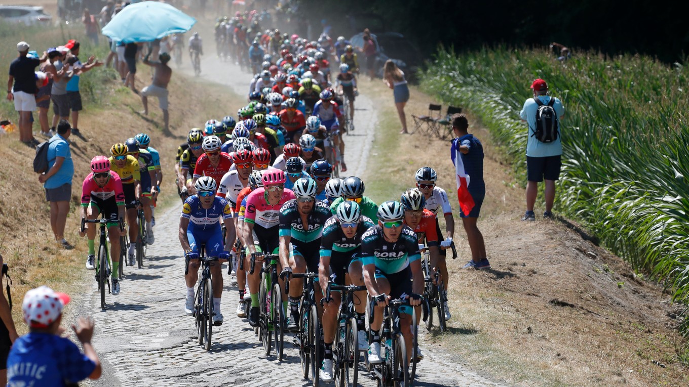 Cyklisti absolvujú jazdu na dlažobných kockách počas 9. etapy Tour de France 2018.
