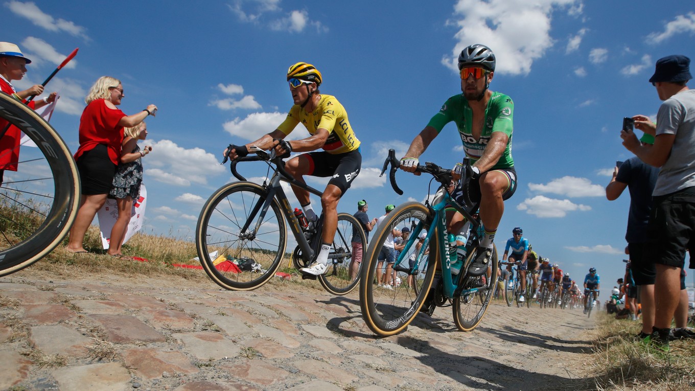Peter Sagan (vpravo v zelenom drese) počas 9. etapy na Tour de France 2018, vedľa neho v žltom drese Greg van Avermaet.