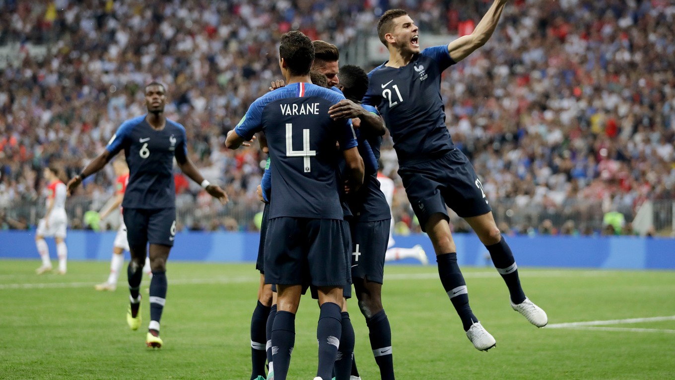 Francúzi sa radujú po jednom z gólov.