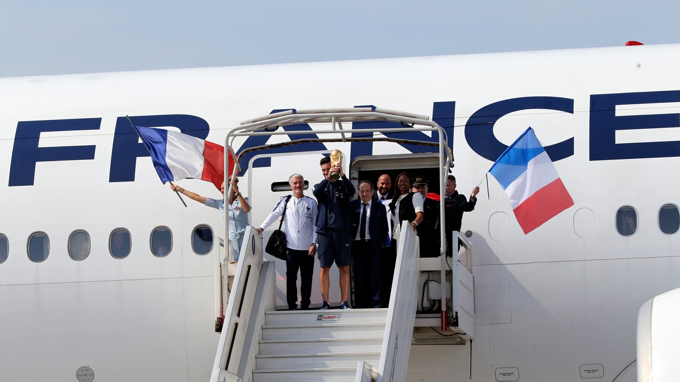 Futbalisti Francúzska prileteli do hlavného mesta.