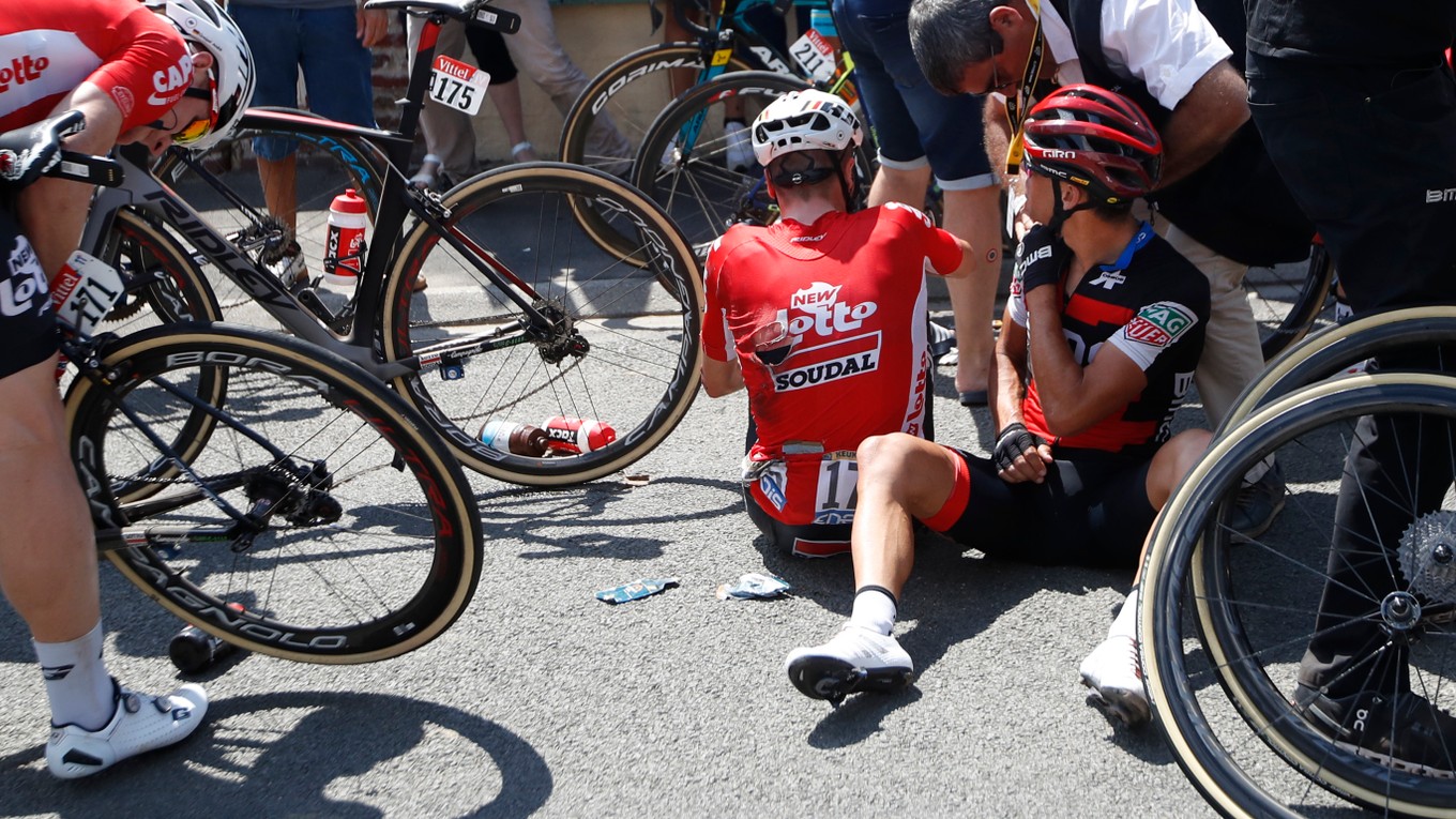 Jens Keukeleire (uprostred) počas pádu na Tour de France 2018.