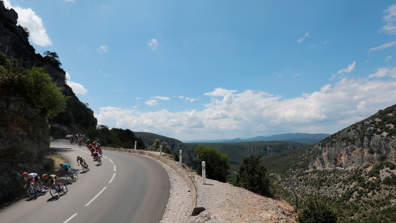 Cyklisti bojujú na trase 14. etapy Tour de France 2018.