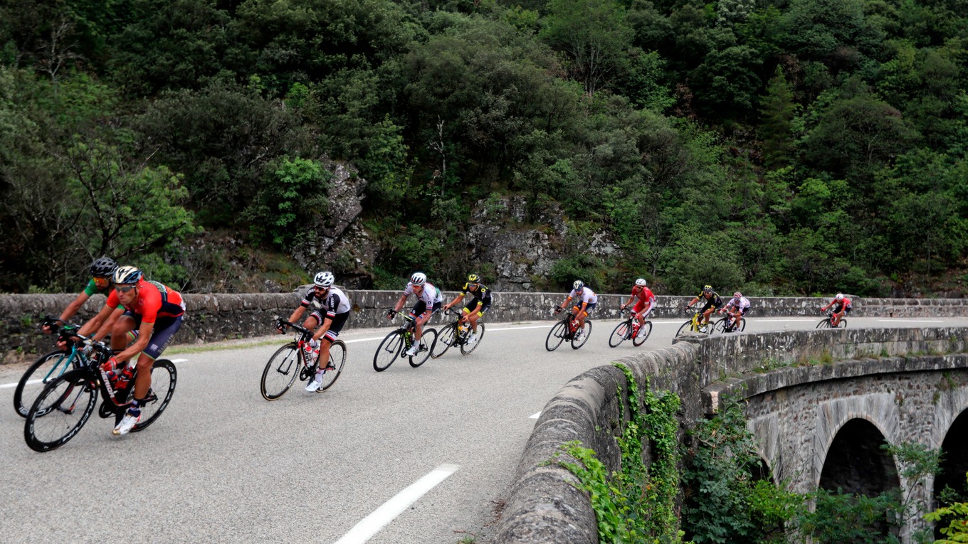 Cyklisti v úniku, vrátane Petra Sagana (vľavo), bojujú počas 14. etapy Tour de France 2018.