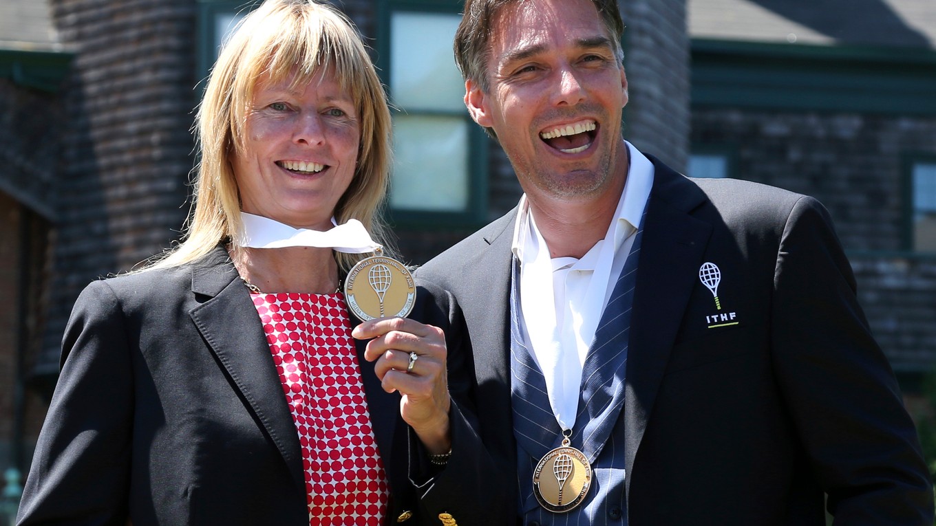 Helena Suková a Michael Stich pózujú pred objektívmi fotografov.