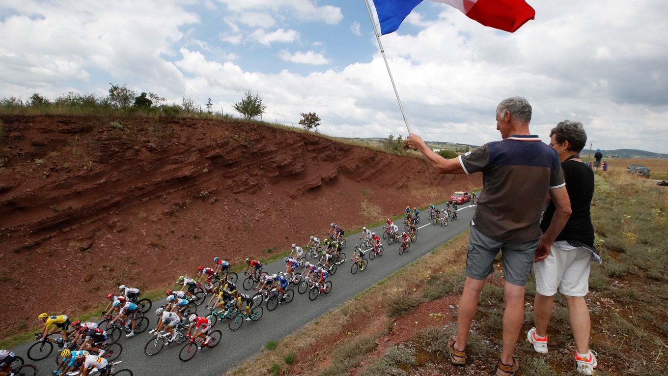 Cyklisti bojujú na trase 15. etapy Tour de France 2018.