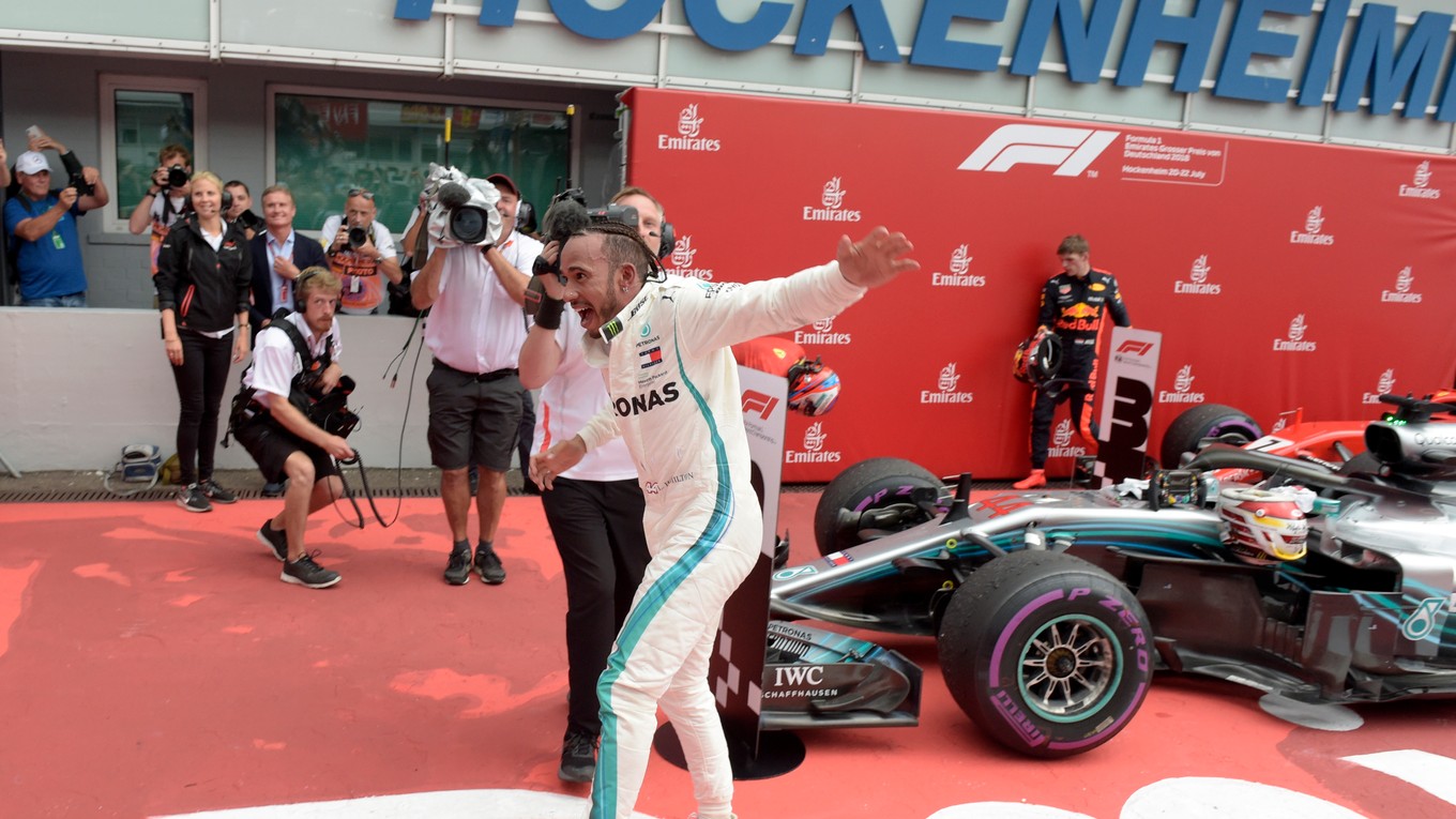 Lewis Hamilton oslavuje víťazstvo v Hockenheime.