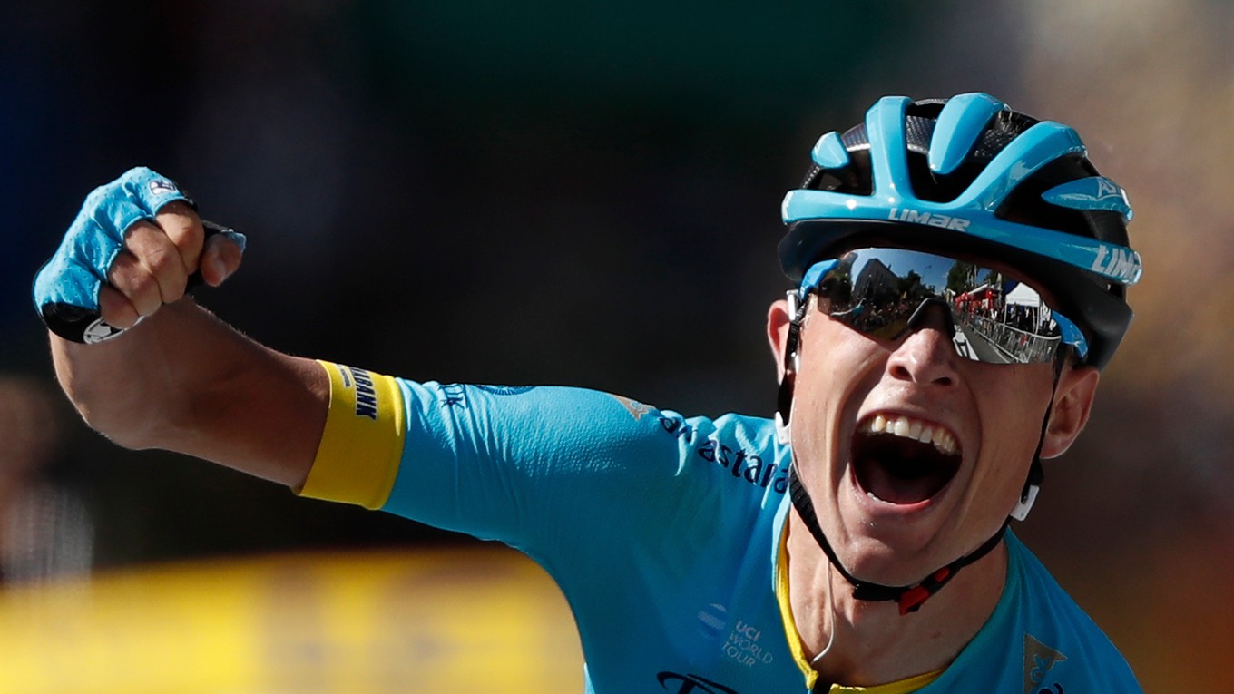 Magnus Cort Nielsen oslavuje víťazstvo v 15. etape Tour de France 2018.