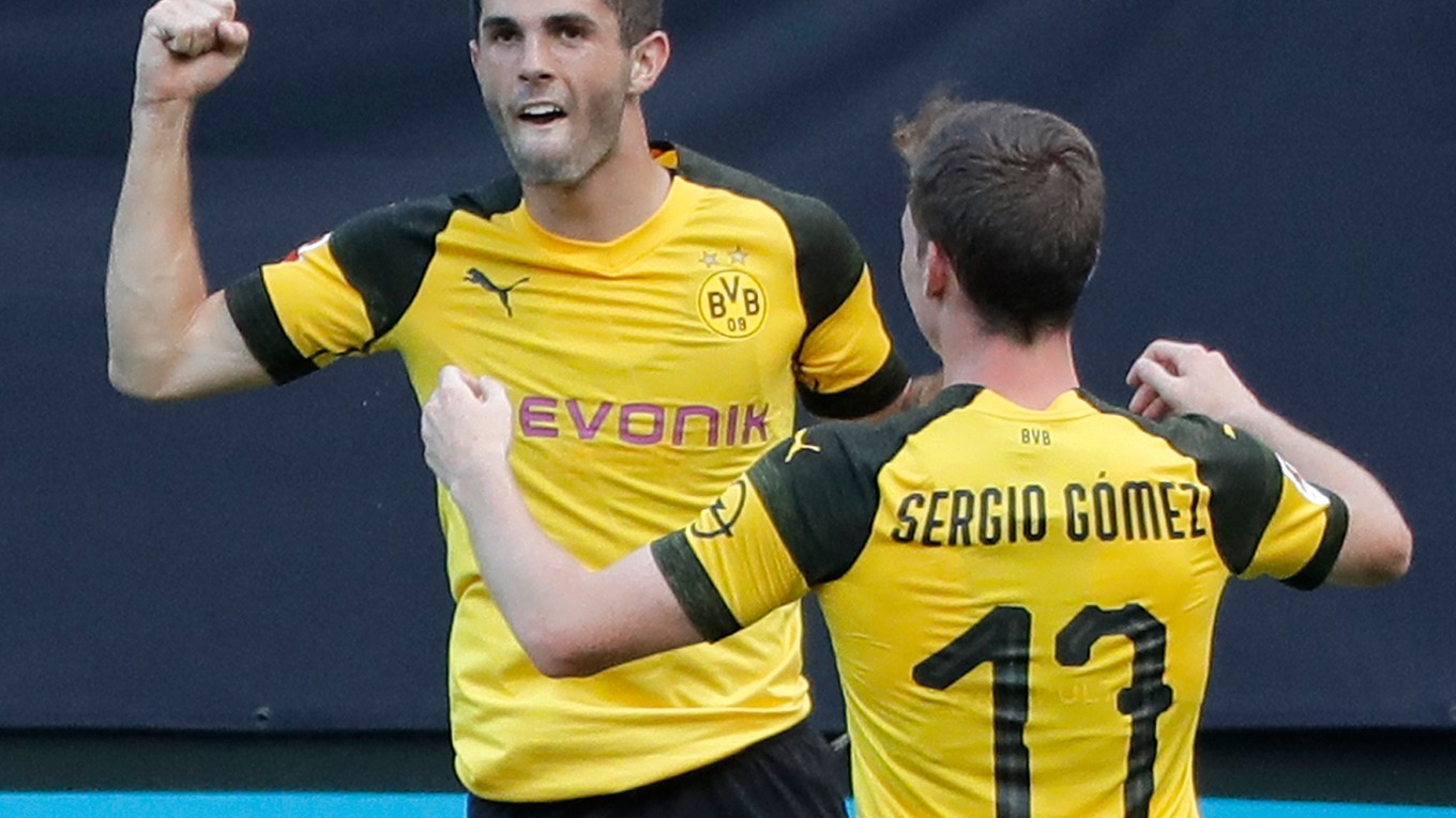 Christian Pulisic (vľavo) rozhodol o triumfe Dortmundu.