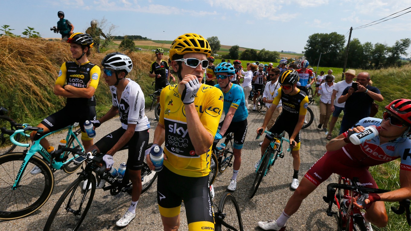 16. etapa na Tour de France 2018 bola prerušená na 15 minút.