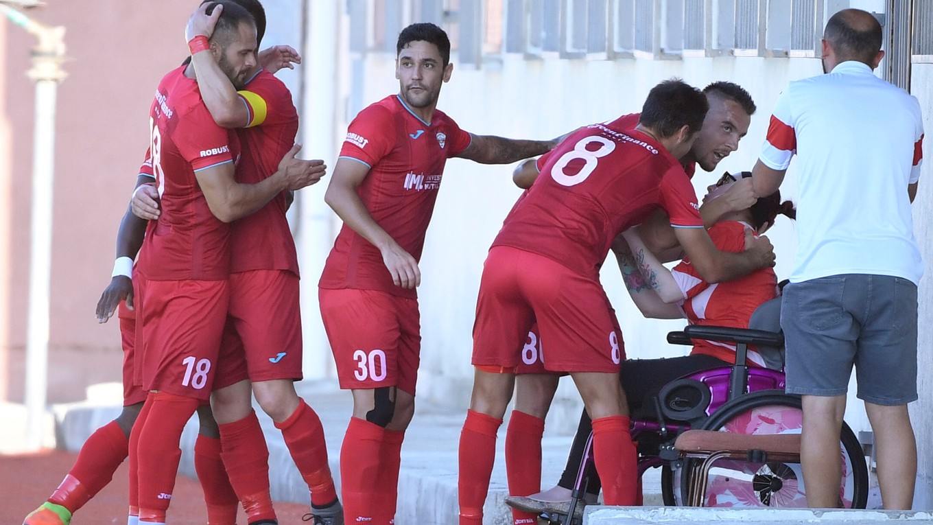 Hráči maltského FC Balzan sa radujú po góle na 1:0 v zápase proti ŠK Slovan Bratislava.
