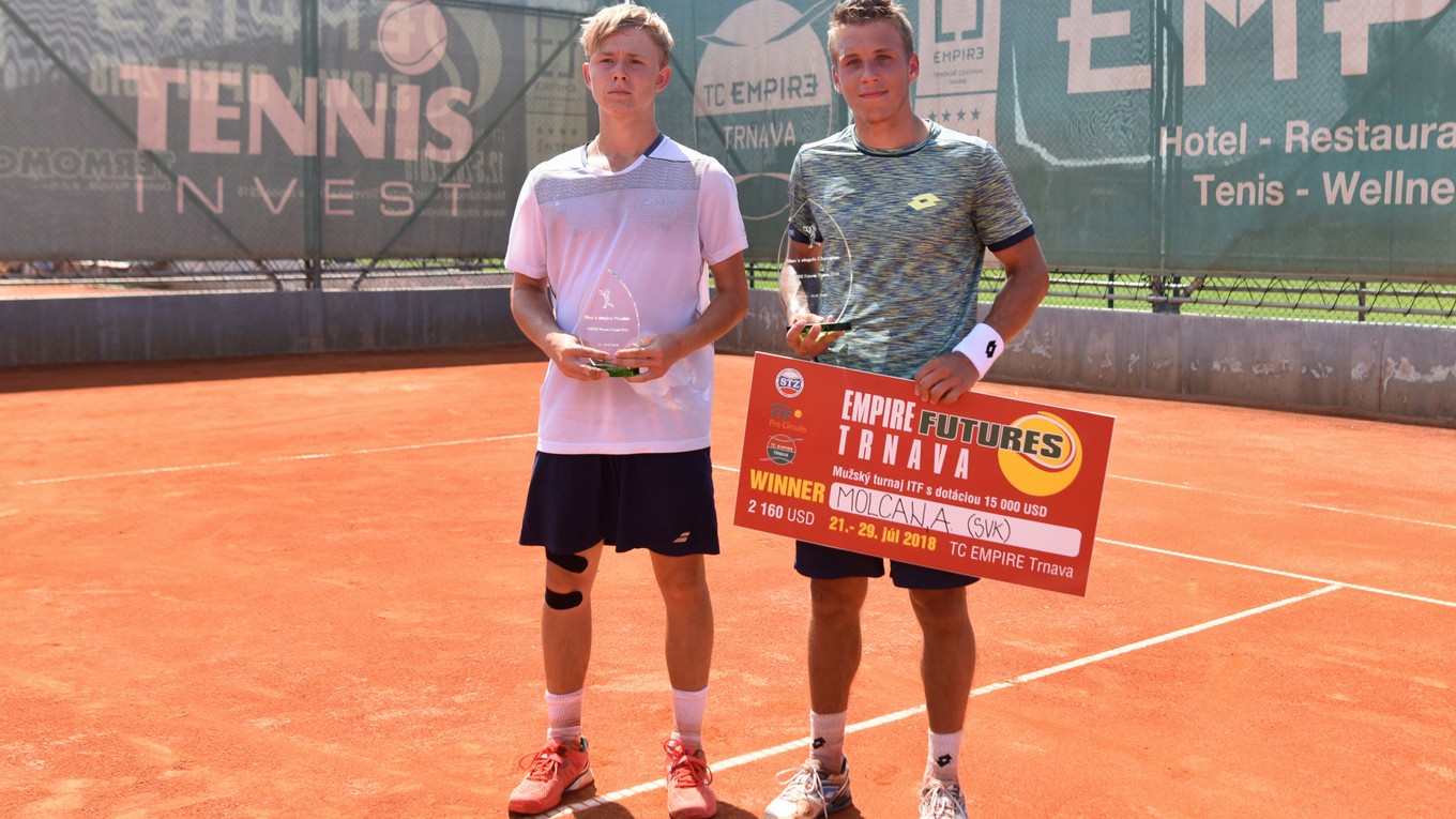 Zľava porazený finalista Tomáš Jiroušek (Česko) a víťaz Alex Molčan (Slovensko) pózujú po skončení finálového zápasu dvojhry mužov na turnaji ITF Empire Futures v Trnave.