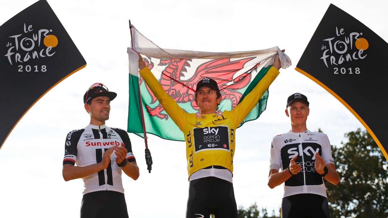 Pódium troch najlepších na Tour de France 2018 - tretí Chris Froome (vpravo), druhý Tom Dumoulin (vľavo) a víťaz Geraint Thomas.