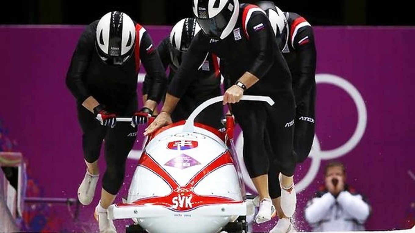 Bobrovčan (celkom vľavo) roztláčal boby na jednom krídle na olympijských hrách v Soči.