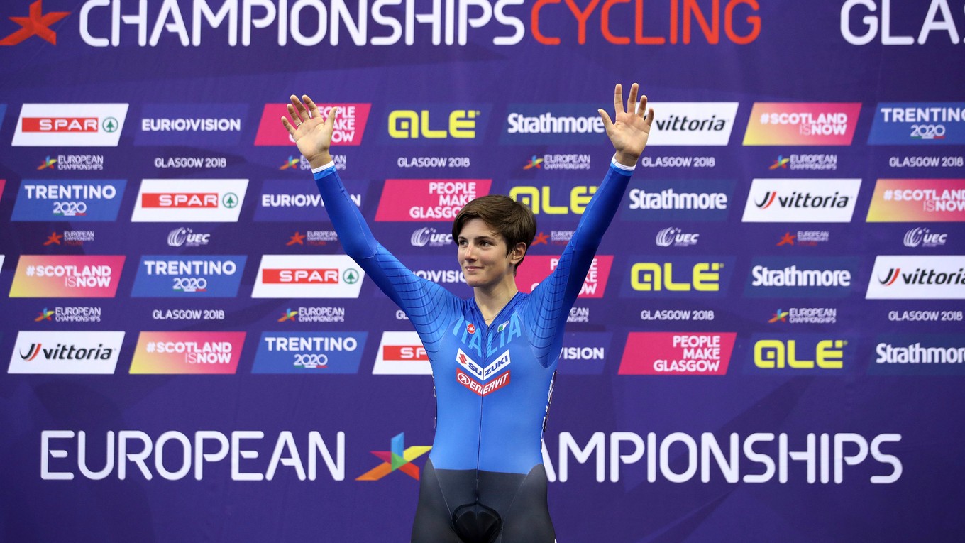 Talianska dráhová cyklistka Maria G. Confalonieriová oslavuje víťazstvo v bodovačke žien na dráhových majstrovstvách Európy v Glasgowe.