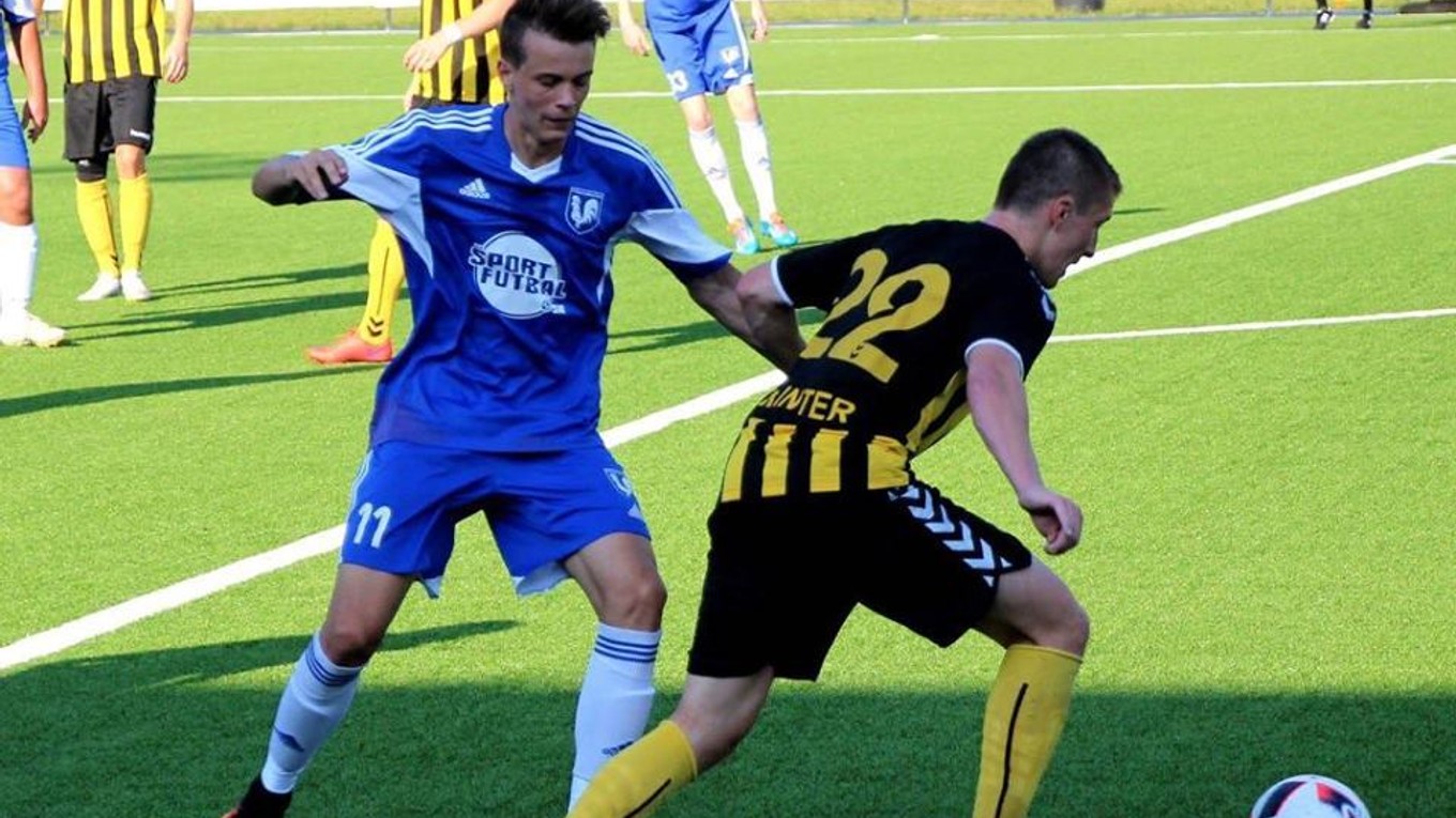 Šimon Bujna (v modrom) v drese Ivanky pri Dunaji v zápase tretej ligy proti Interu Bratislava.