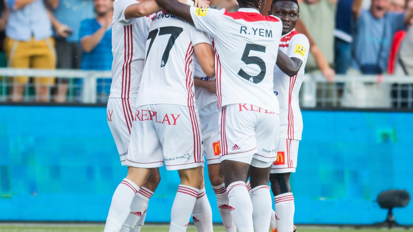 Trenčín oslavuje gól v sieti Feyenoordu.