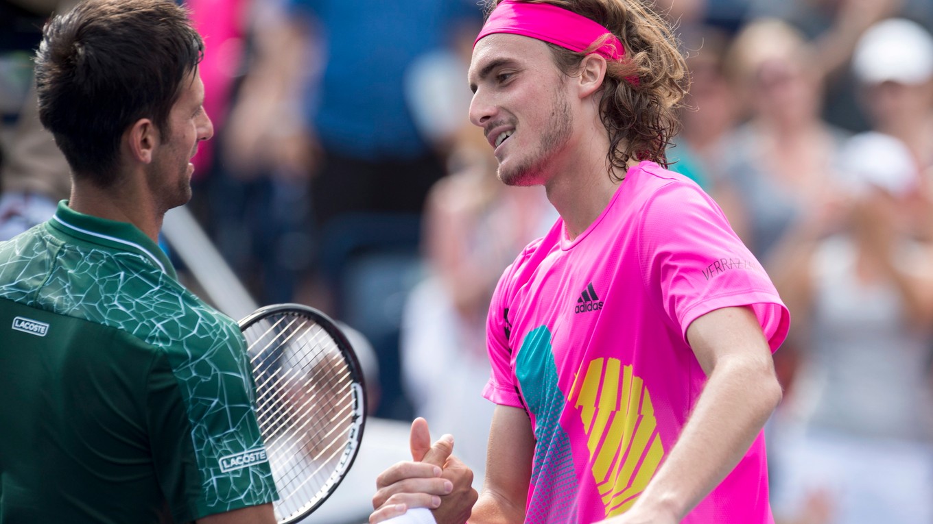 Stefan Tsitsipas sa zdraví s Novakom Djokovičom po víťaznom súboji v Toronte.