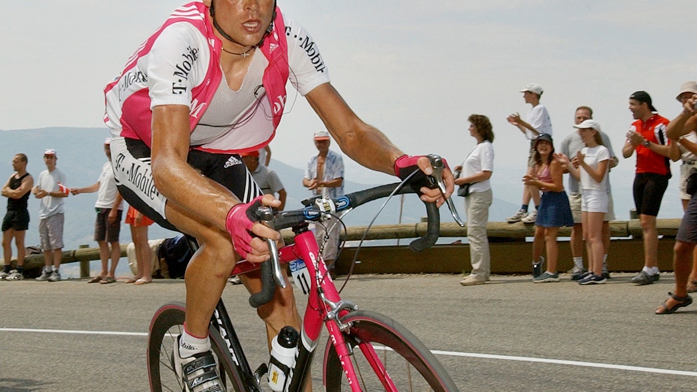 Jan Ullrich na archívnej snímke z roku 2004 ako líder tímu T-Mobile na Tour de France.