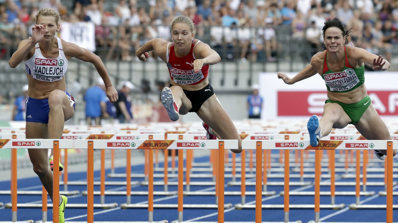 Lucia Vadlejchová (vľavo) v behu na 100 metrov počas sedemboja na ME v atletike v Berlíne.