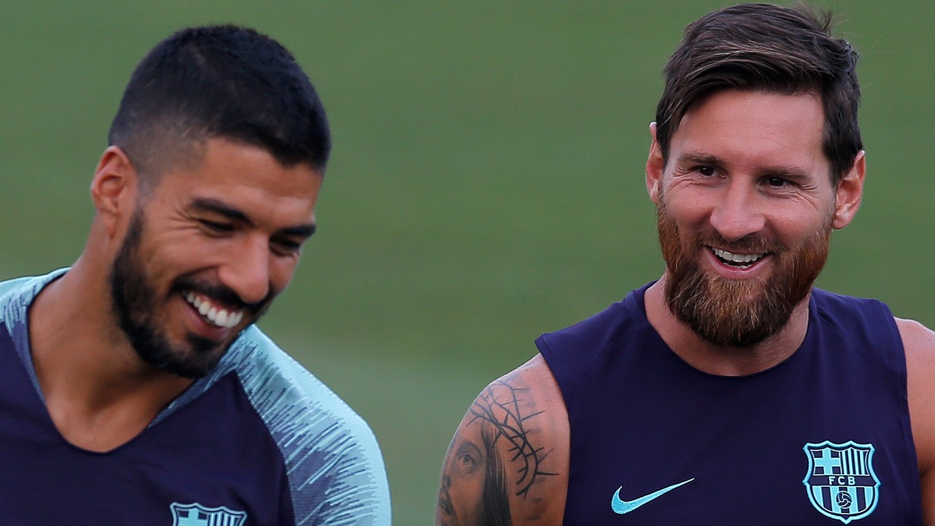 Lionel Messi (vpravo) počas tréningu žartuje so spoluhráčom Luisom Suárezom.