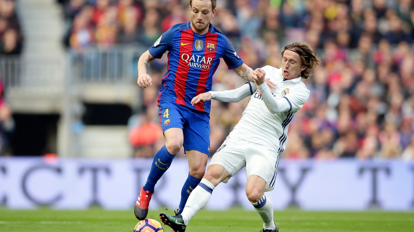 Luka Modrič (vpravo) by si mohol dres Realu Madrid obliekať aj naďalej.