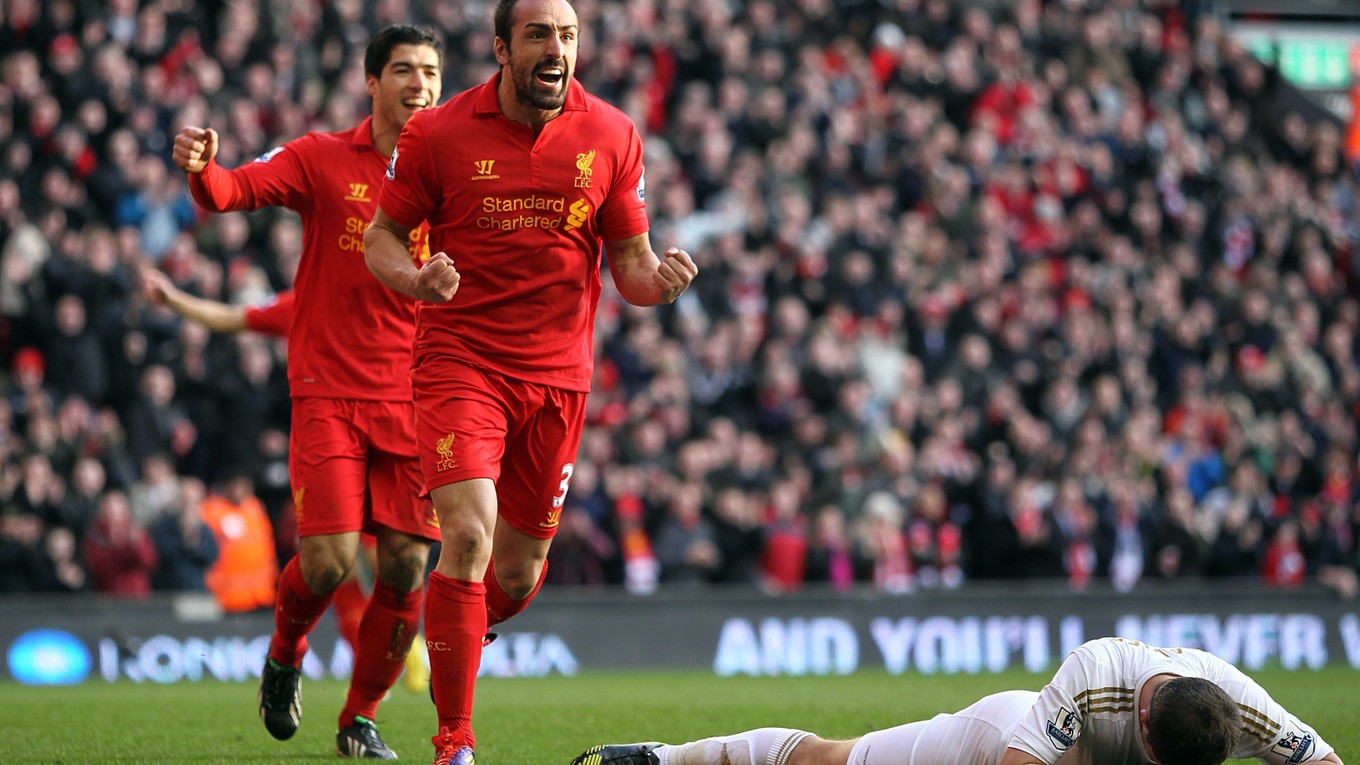Na snímke z roku 2013 sa José Enrique teší z gólu za FC Liverpool.