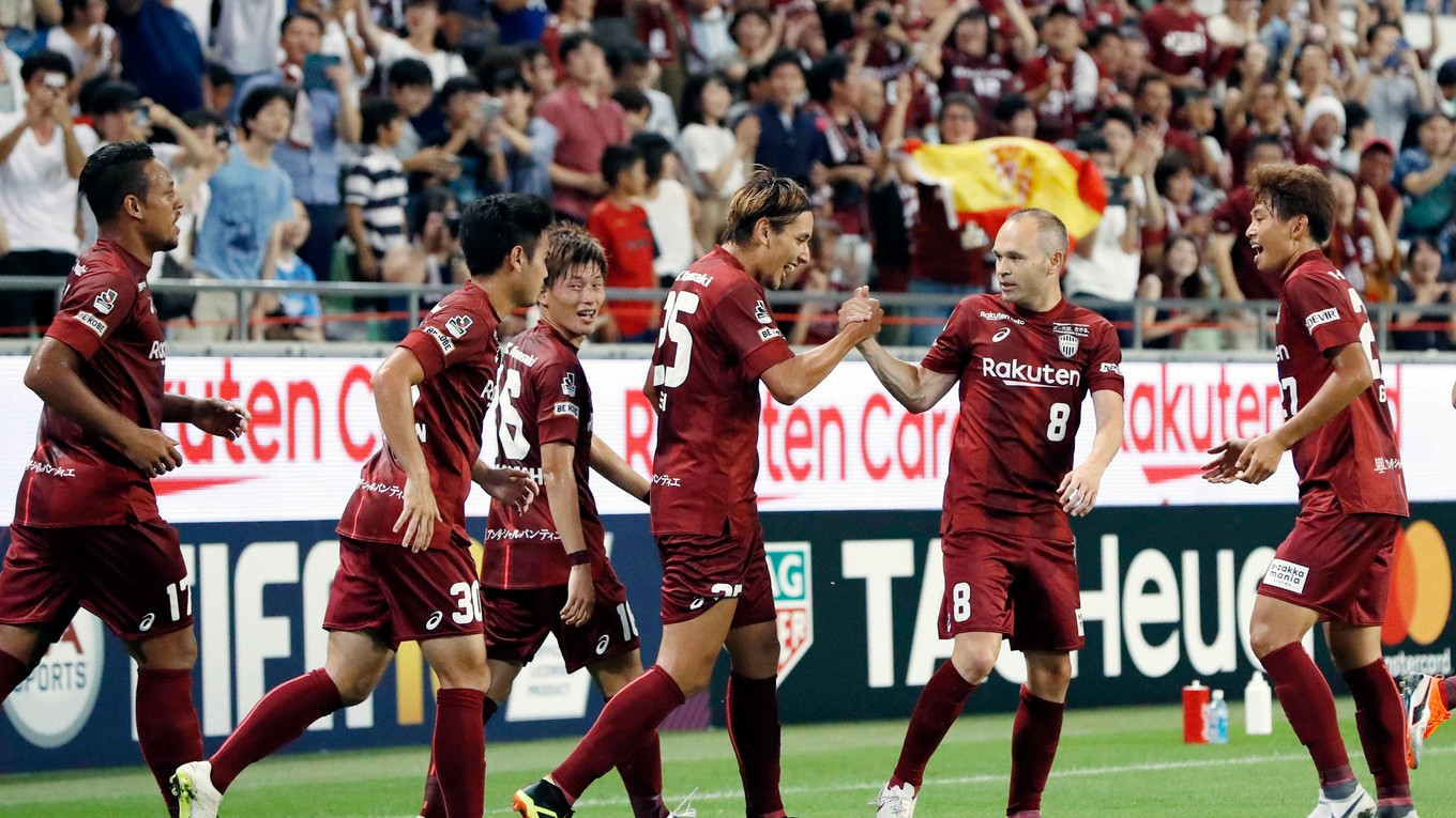 Andrés Iniesta (druhý sprava s číslom dresu 8).