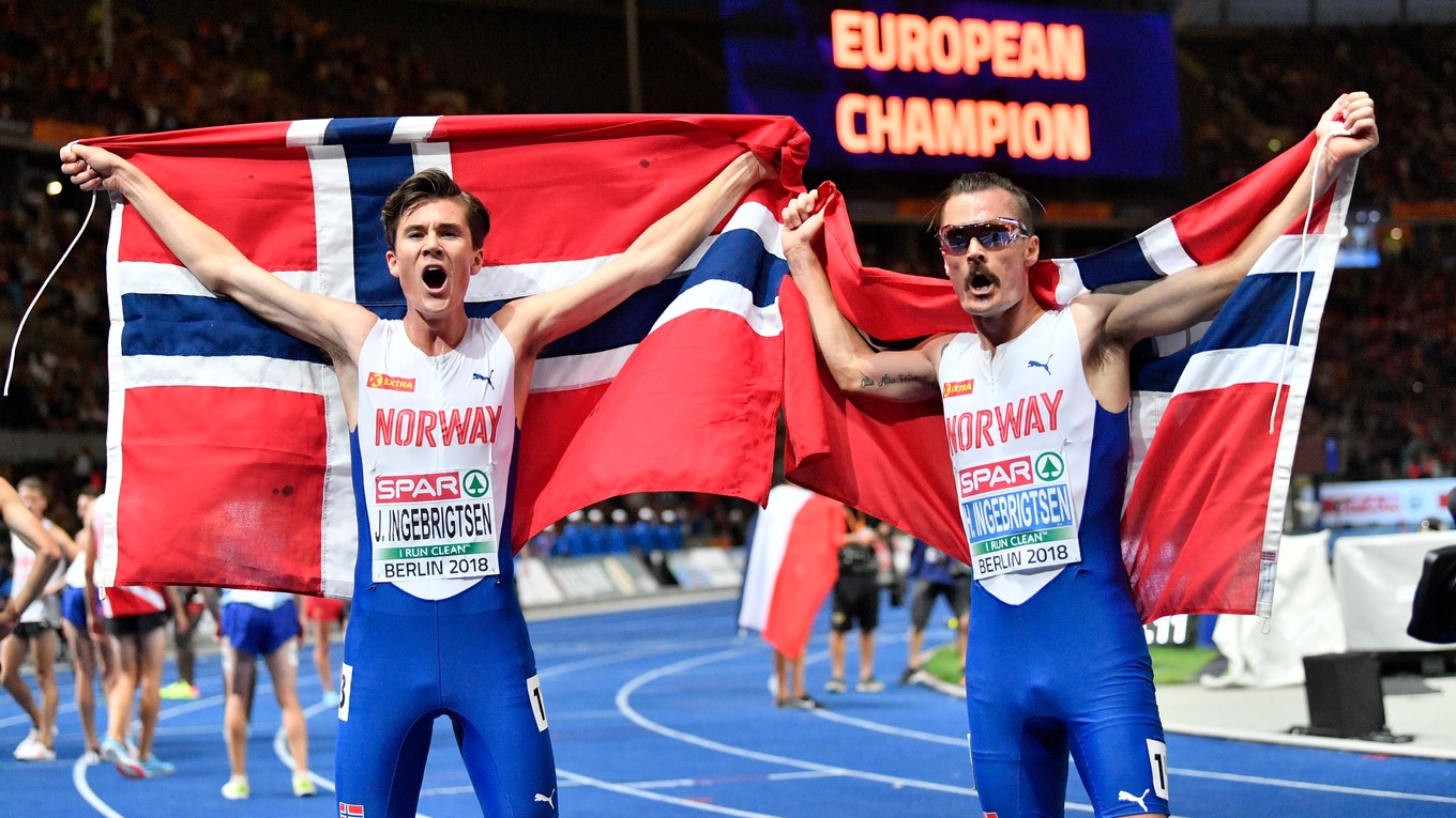 Jakob Ingebrigtsen (vľavo), sa raduje so svojím bratom Henrikom.