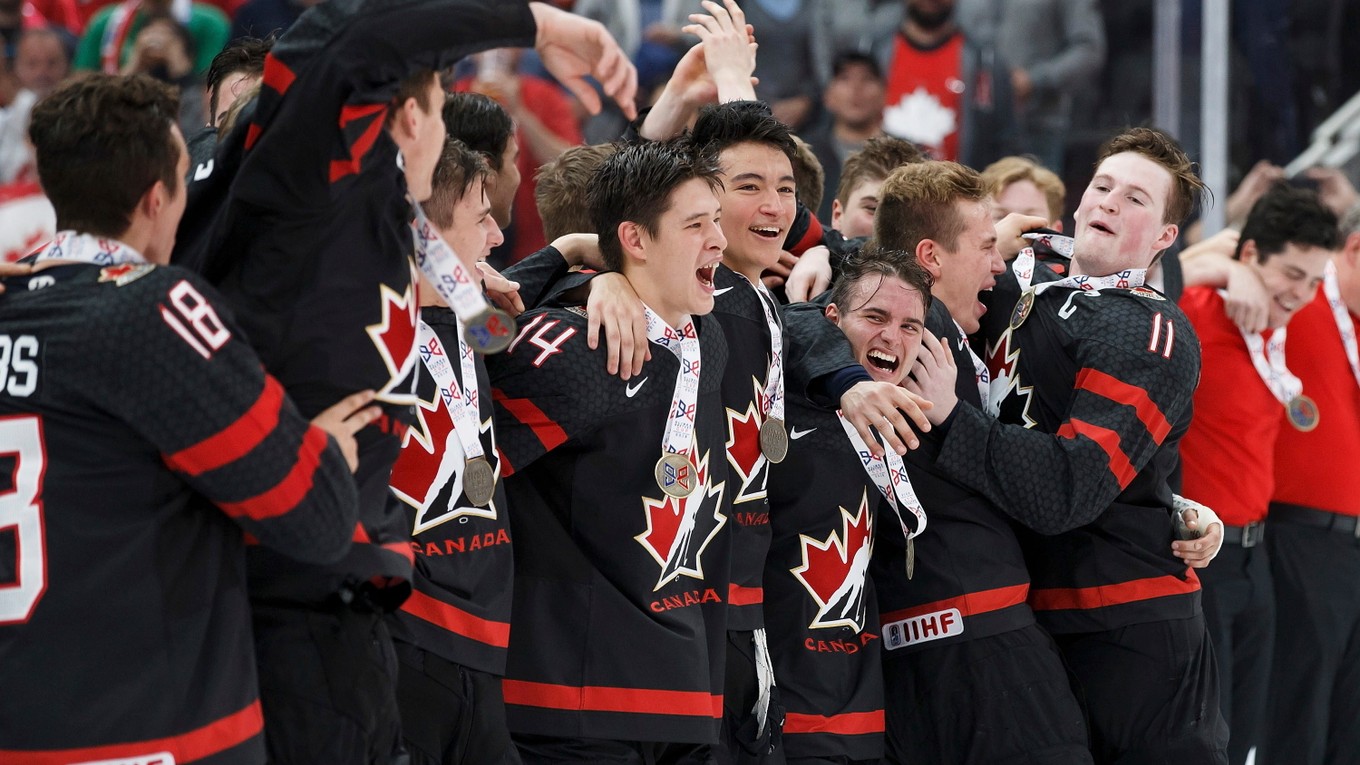 Mladí Kanaďania oslavujú triumf na turnaji Hlinka Gretzky Cup.