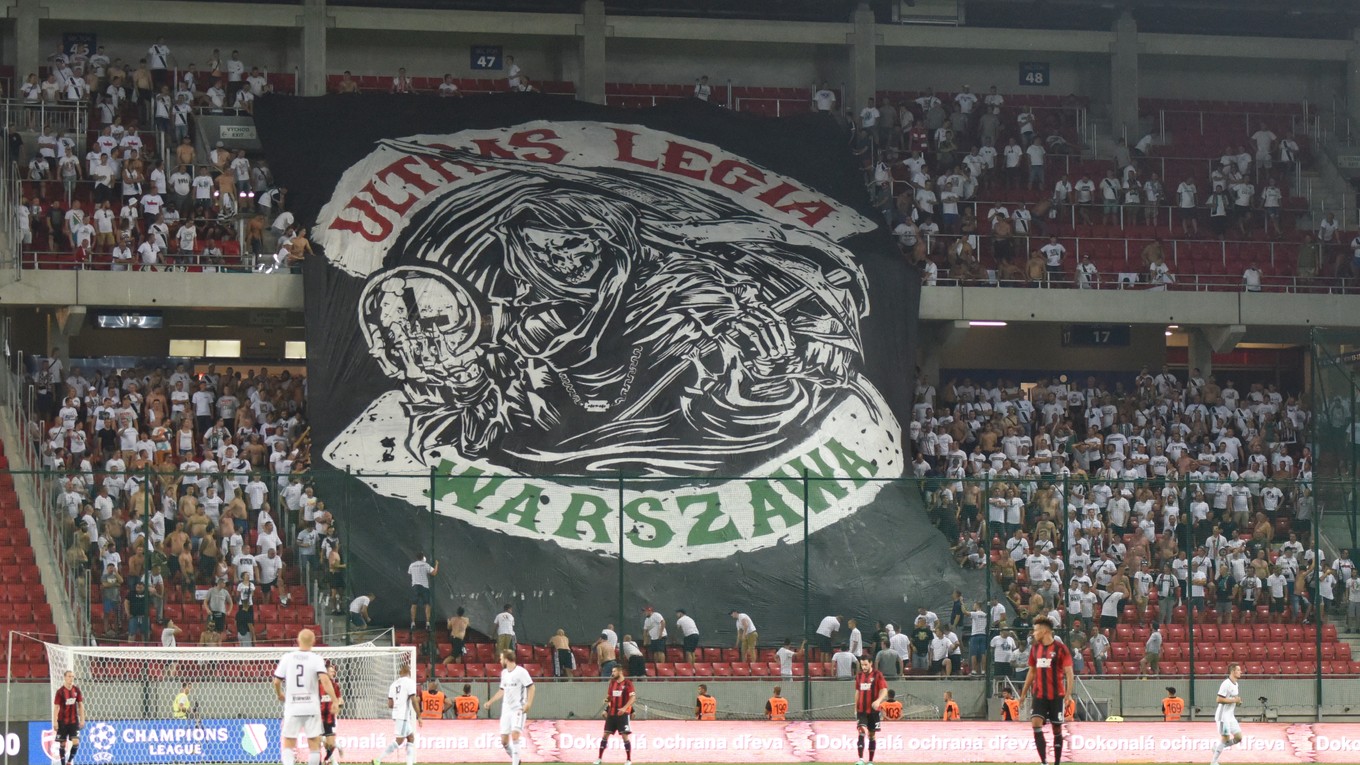 Fanúšikovia Legie počas odvetného zápasu 2. predkola futbalovej Ligy majstrov medzi FC Spartak Trnava a Legia Varšava v Trnave.