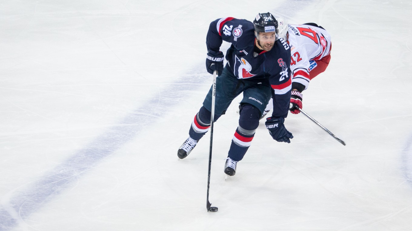 Kanaďan Kyle Chipchura bude patriť k najskúsenejším hokejistom Slovana v novej sezóne.