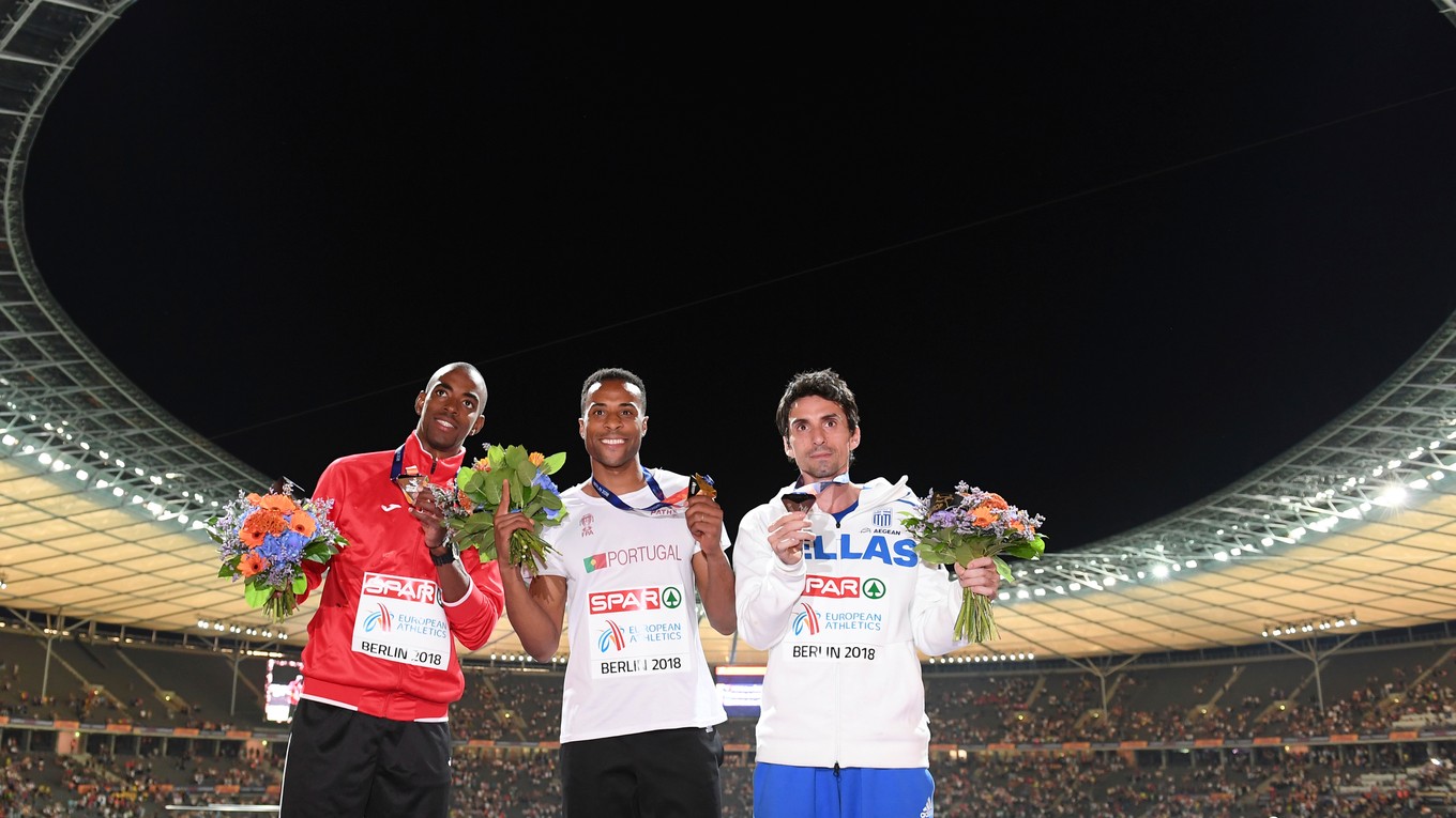 Plný Olympijský štadión v Berlíne aplaudoval aj trojskokakom. Zľava so striebornou medailou Alexis Capello z Azerbajdžanu, v strede majster Európy Nelson Evora z Portugalska a vpravo s bronzom Grék Dimitrios Tsiamis.