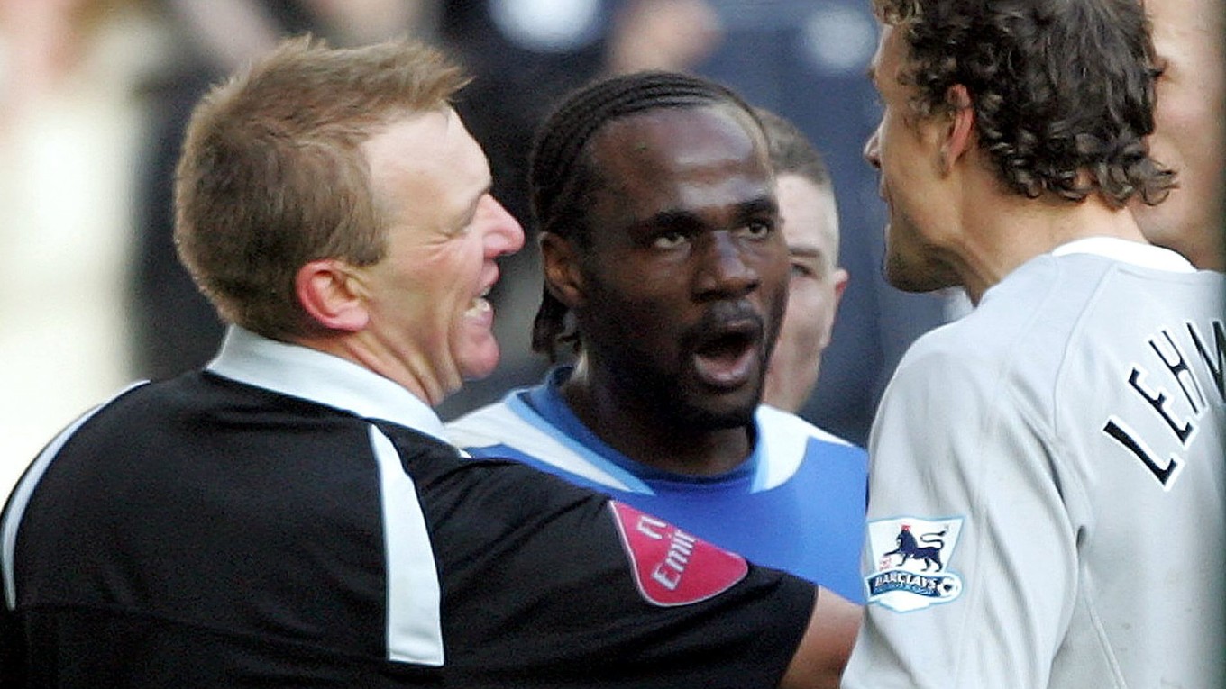 Henri Camara ešte ako hráč Wiganu v rotržke s Jensom Lehmannom.