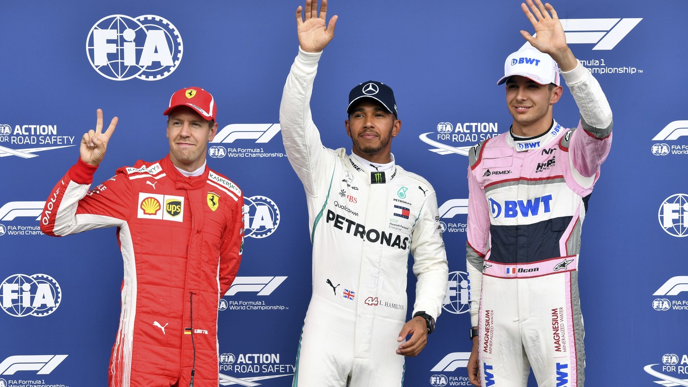 Trio najrýchlejších v kvalifikácii. Zľava Sebastian Vettel, Lewis Hamilton a Esteban Ocon.