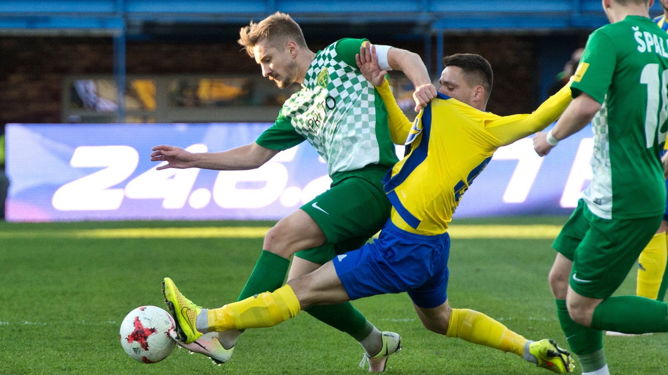 Žilinčan Michal Škvarka v súboji s protihráčom z Dunajskej Stredy.