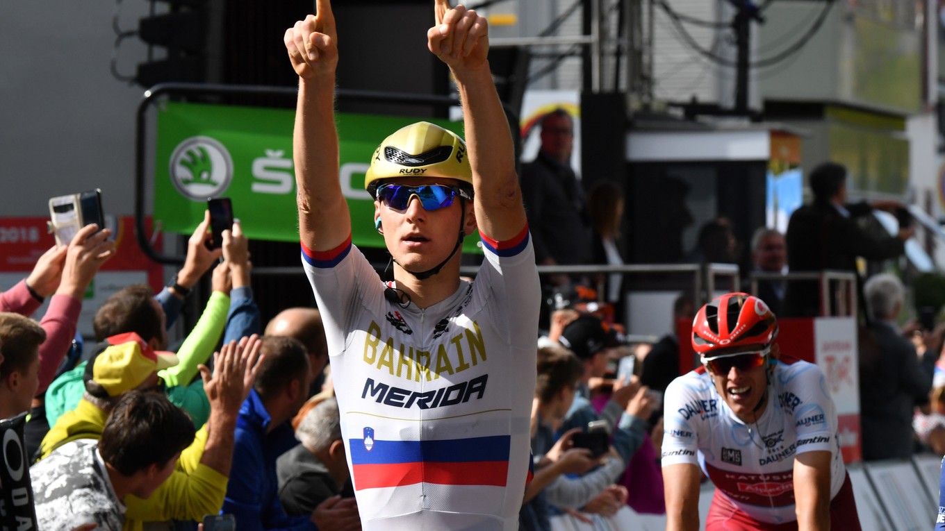 Slovinský cyklista Matej Mohorič víťazí vo zvlnenej 3. etape pretekov Okolo Nemecka.