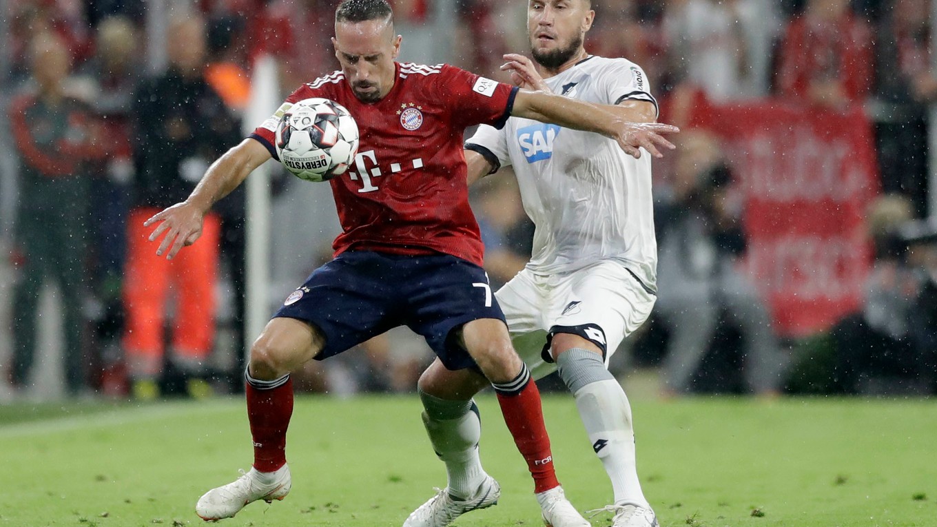 Franck Ribery v súboji s Erminom Bicakcicom z Hoffenheimu.