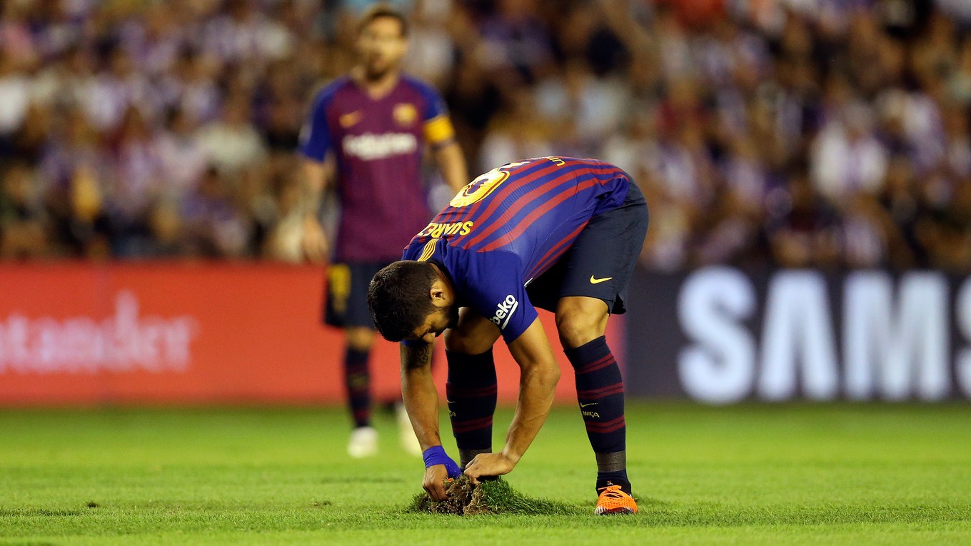 Luis Suárez opravuje časť trávnika.