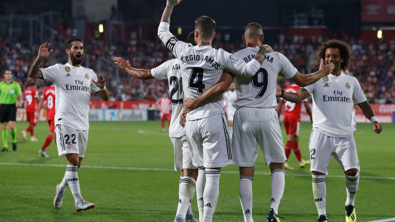 Futbalisti Realu Madrid sa radujú po jednom z gólov.