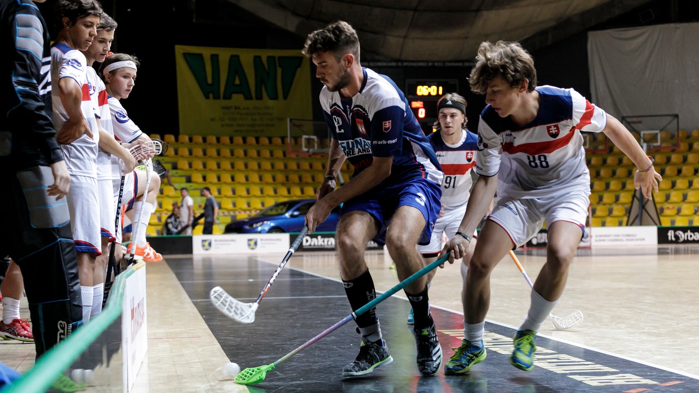 V najprestížnejšej kategórii elite tím triumfoval Imanust Floorball (v modrých dresoch).