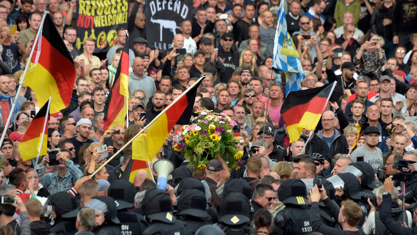 Neonacisti počas demonštrácie krajnej pravice v nemeckom meste Chemnitz.