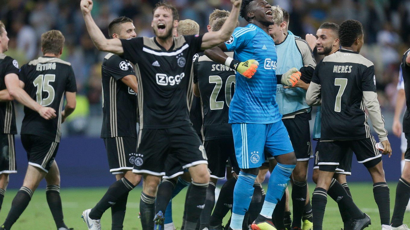 Ajax oslavuje postup do skupinovej fázy Ligy majstrov.