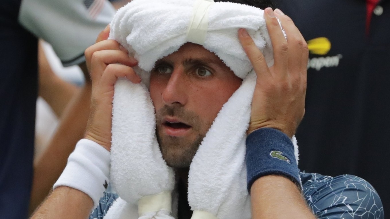 Novak Djokovič sa snaží schladiť počas zápasu na US Open. 