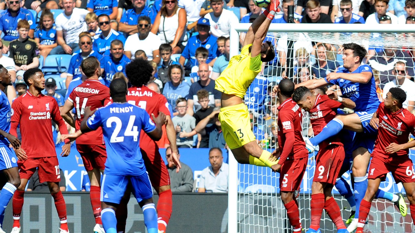 Brankár Liverpoolu Alisson zasahuje počas zápasu proti Leicesteru City.