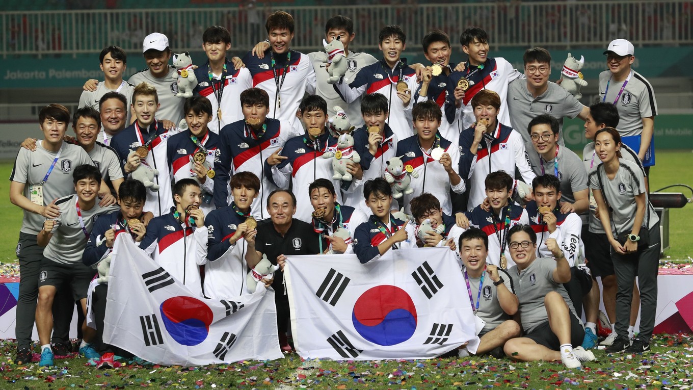 Futbalisti Južnej Kórey oslavujú víťazstvo na Ázijských hrách.