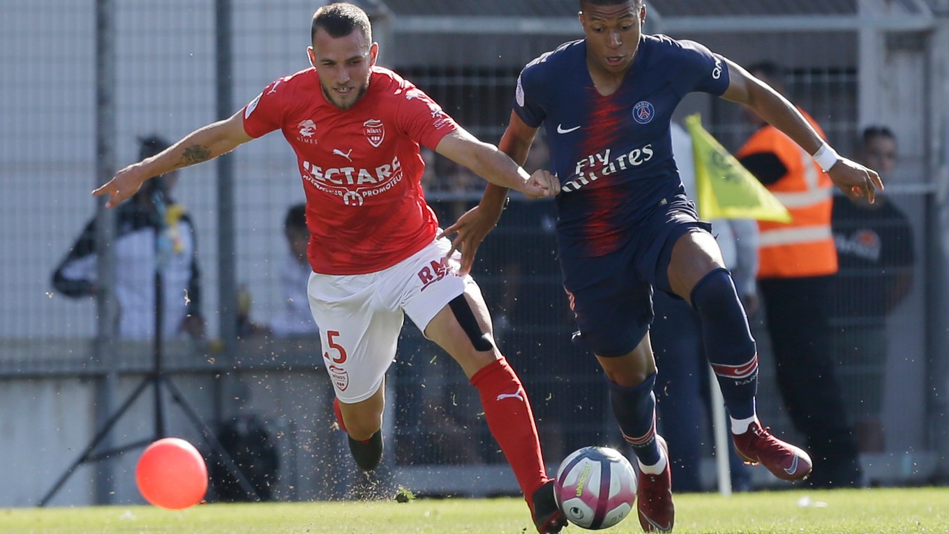 Kylian Mbappé (vpravo) preniká s loptou okolo Gaetana Paquieza.