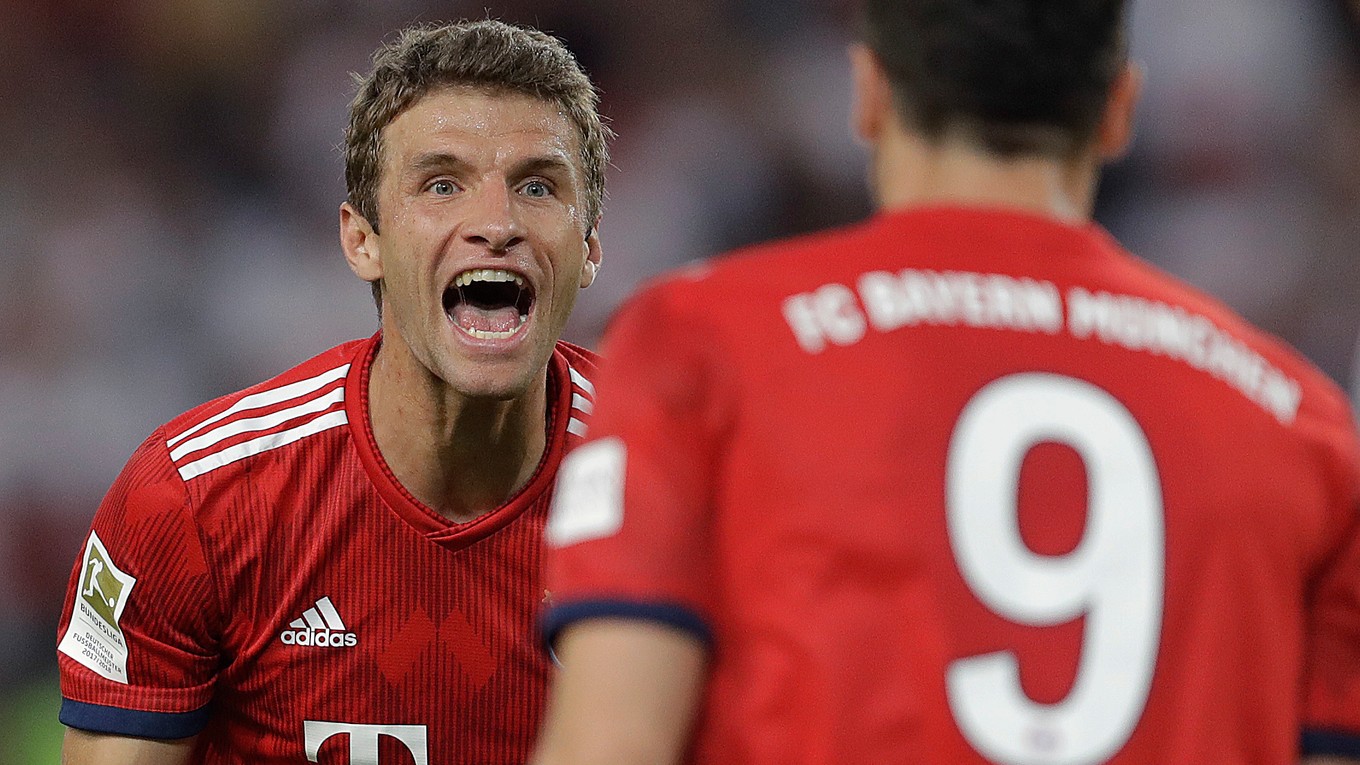 Thomas Müller sa teší z jedného z troch gólov Bayernu.